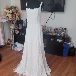 Elegant White Sleeveless Gown
